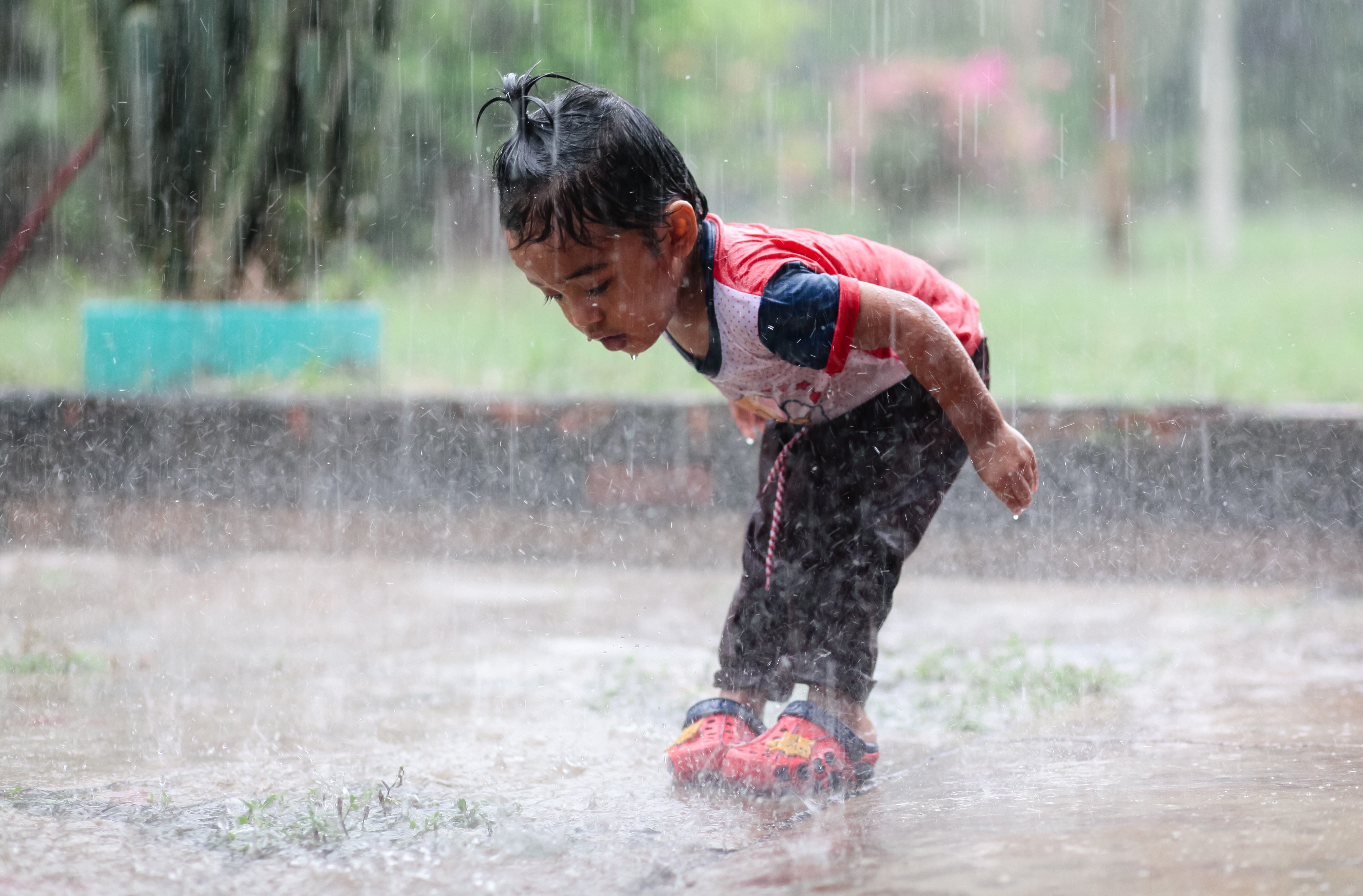 manfaat main hujan, anak main hujan, tips main hujan aman, manfaat sensorik anak, aktivitas outdoor anak, Bunda, si Kecil